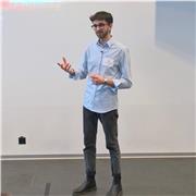 Ricercatore universitario in Ingegneria propone lezioni di chimica e materie scientifiche